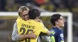 Trenér Dortmundu Jürgen Klopp se po výhře nad Arsenalem objímá s obráncem Sokratisem