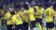Týmová radost hráčů Dortmundu po výhře 2:0 nad Arsenalem