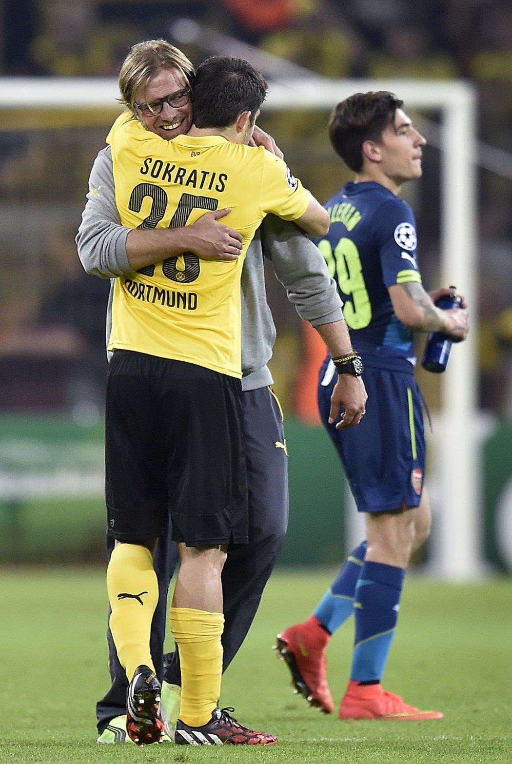 Trenér Dortmundu Jürgen Klopp se po výhře nad Arsenalem objímá s obráncem Sokratisem