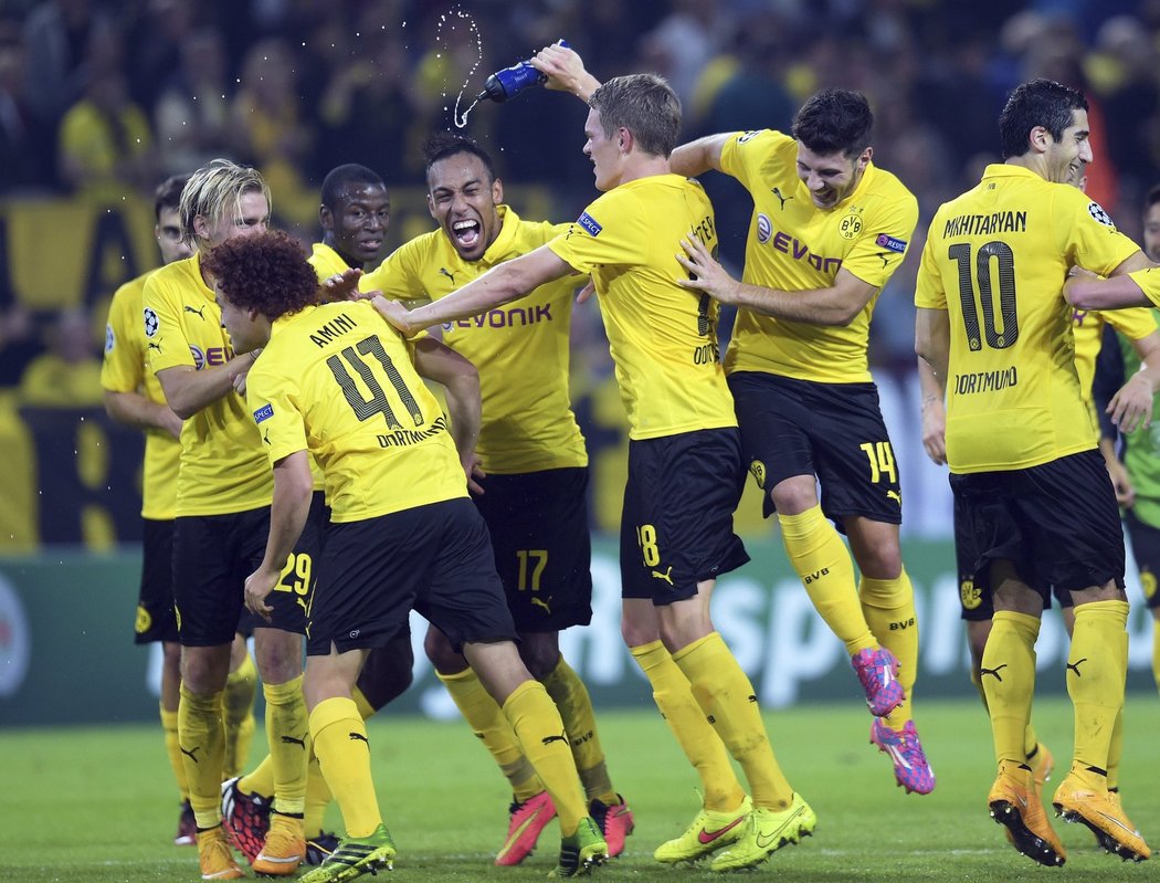 Týmová radost hráčů Dortmundu po výhře 2:0 nad Arsenalem