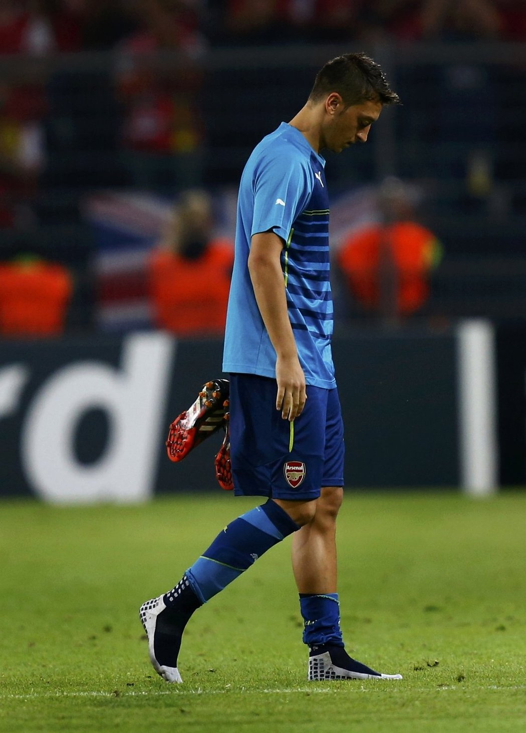 Zklamaný Mesut Özil po dalším matném výkonu Arsenalu opouštěl hřiště se svěšenou hlavou