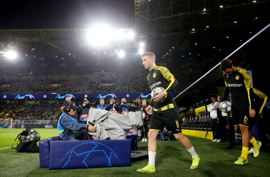Fotbalisté Dortmundu nastupují na předzápasovou rozcvičku před duelem s Barcelonouo