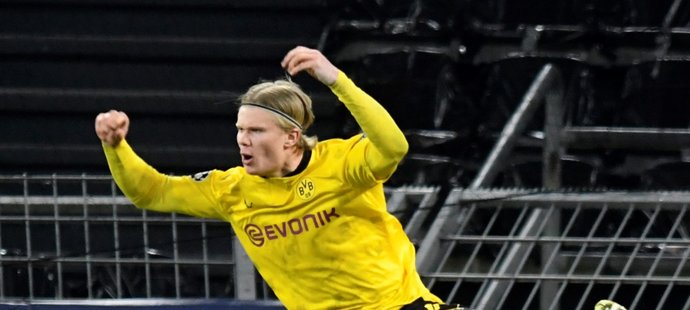 Norský útočník Erling Haaland slaví branku v utkání Dortmundu proti Seville