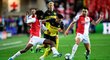 Slávističtí hráči se snaží zastavit pronikajícího hráče Dortmundu