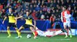 Tvrdý boj o míč v utkání Slavie s Dortmundem, na zemi Petr Ševčík