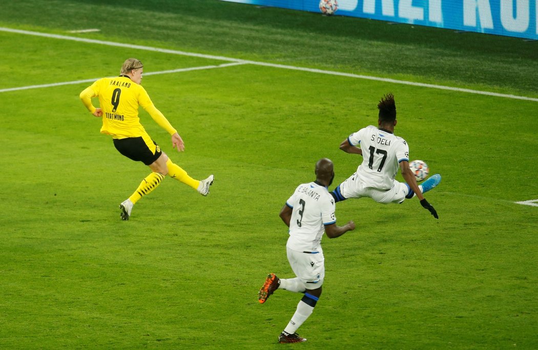 Útočník Dortmundu Erling Haaland ve chvíli, kdy vstřelil branku proti Bruggám