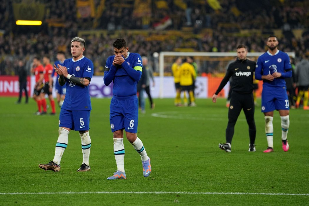 Fotbalisté Chelsea smutní po prohře s Dortmundem