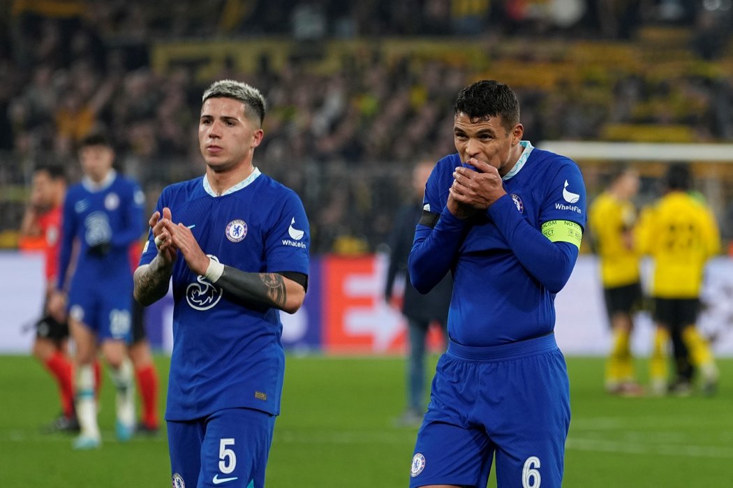 Fotbalisté Chelsea smutní po prohře s Dortmundem
