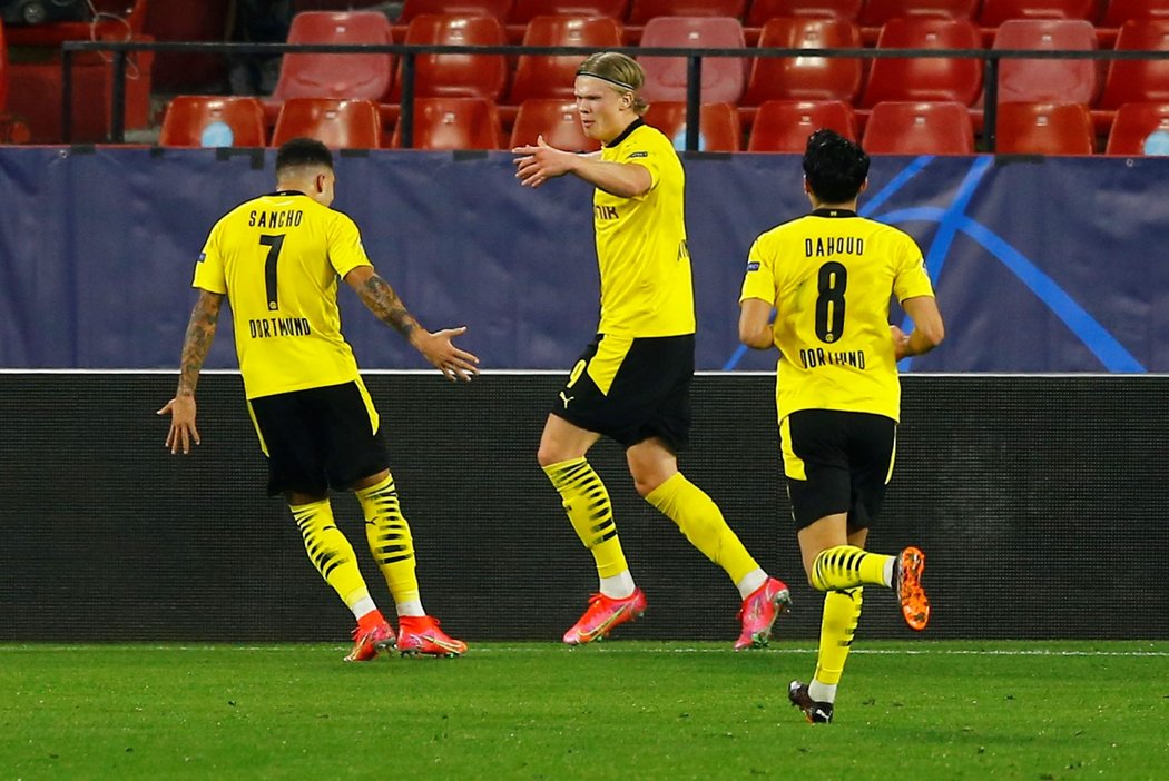 Haaland slaví gól, kterým poslal Dortmund do vedení 2:1