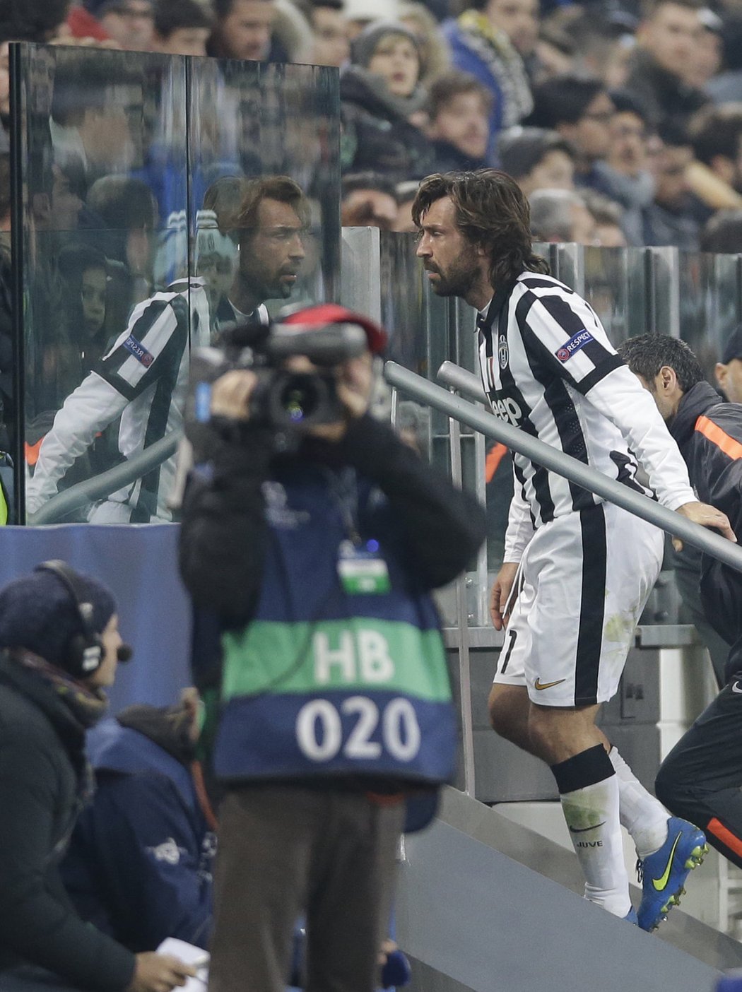 Záložník Juventusu Andrea Pirlo opouští kvůli zranění trávník v utkání s Dortmundem