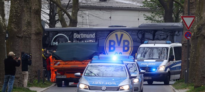Policie doprovází autobus BVB při cestě na stadion
