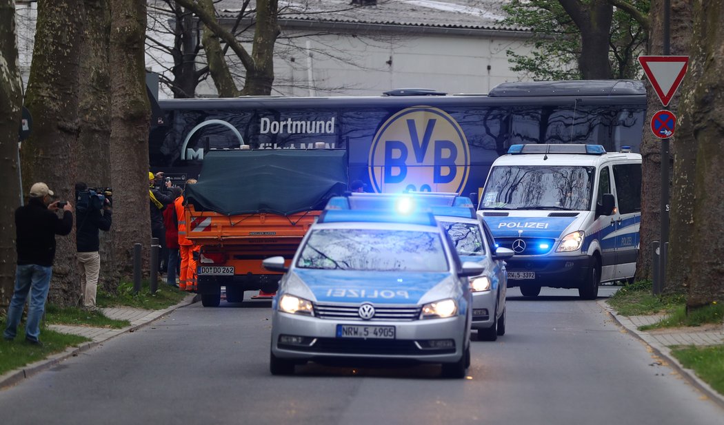 Policie doprovází autobus BVB při cestě na stadion