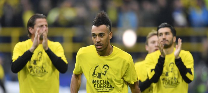 Hráči BVB oblékli trička na podporu zraněného obránce Bartry