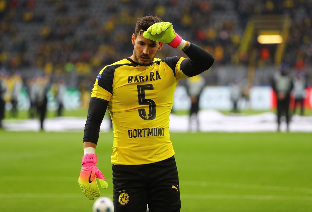 Brankář BVB Bürki s dresem Marca Bartry