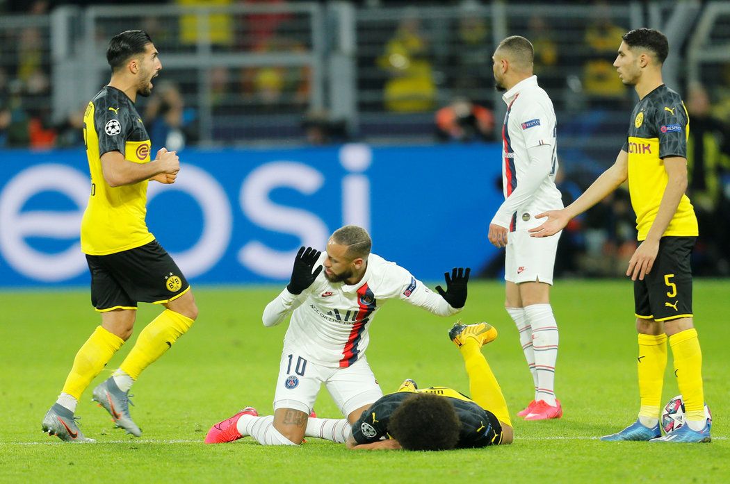 Neymar dostal v Dortmundu žlutou kartu