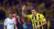Útočník Dortmundu Robert Lewandowski ukazuje čtyři prsty na znamení toho, že v prvním semifinále Ligy mistrů vstřelil Realu Madrid čtyři góly a Dortmund vyhrál 4:1