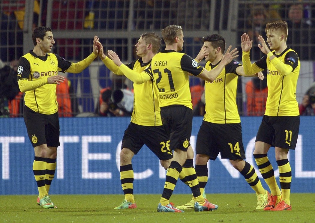 Fotbalisté Borussie Dortmund se radují z gólu do sítě Realu Madrid v odvetném zápase Ligy mistrů
