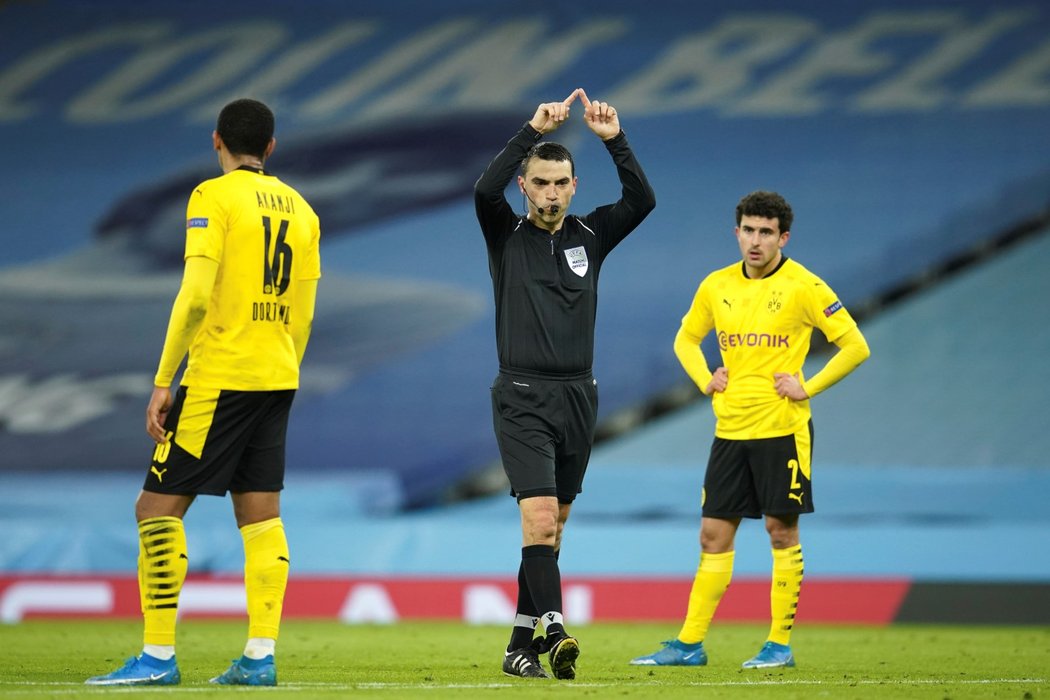 Hlavní rozhodčí Ovidiu Hategan ukončuje zápas mezi Manchesterem City a Dortmundem