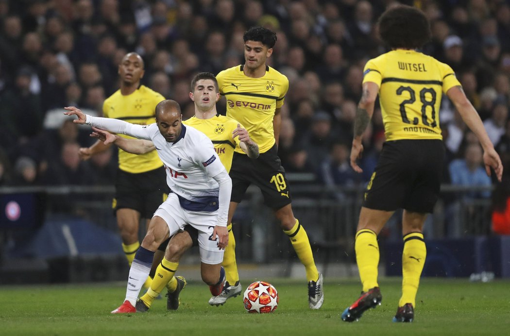 Lucas Moura se probíjí valem Dortmundu, zezadu jej atakuje Christian Pulisic