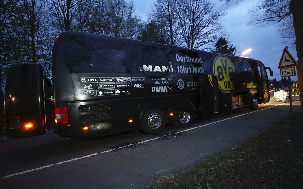 Autobus fotbalistů Dortmundu, u kterého došlo k explozi před prvním čtvrtfinále Ligy mistrů s Monakem.