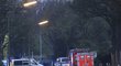 Záchranka a policie poblíž hotelu, kde vybuchla bomba u autobusu fotbalistů Borussie Dortmund