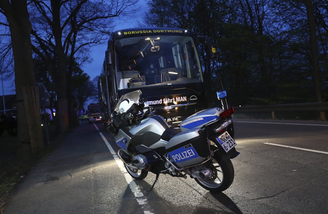 Autobus fotbalistů Dortmundu, u kterého došlo k explozi před prvním čtvrtfinále Ligy mistrů s Monakem