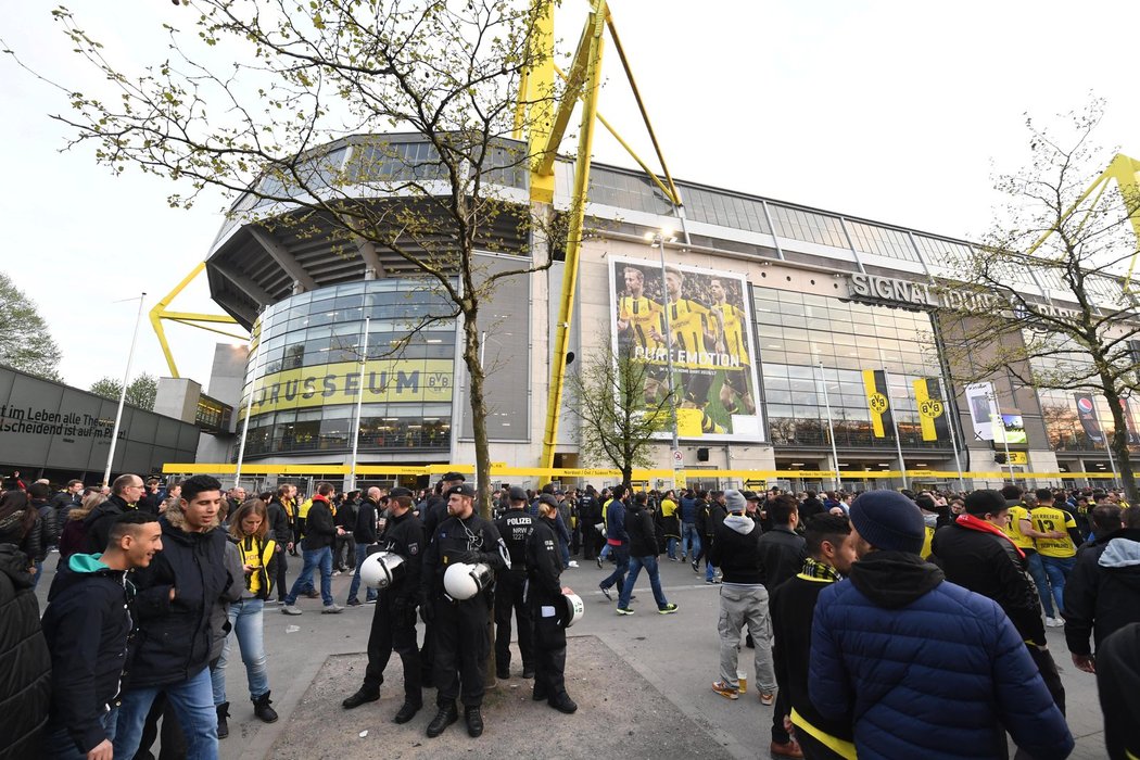 Stadion Borussie Dortmund, kde se v úterý mělo hrát úvodní čtvrtfinále Ligy mistrů proti Monaku. Zápas byl kvůli explozi u autobusu domácích fotbalistů odložený