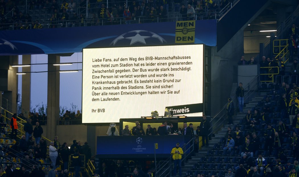 Text informující fanoušky na stadionu Borussie Dortmund, že čtvrtfinále Ligy mistrů s Monakem je kvůli explozi odložené