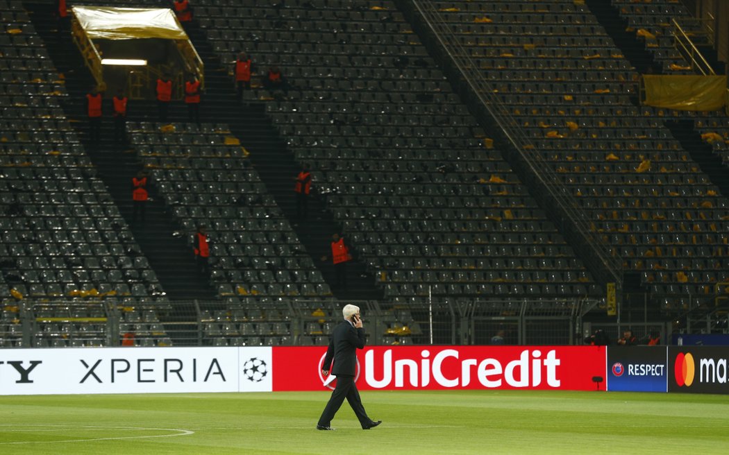 Opuštěný stadion Borussie Dortmund, kde bylo odložené utkání s Monakem