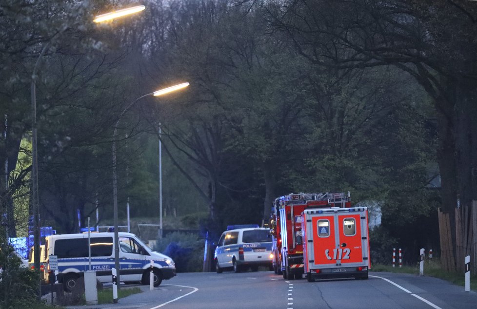 Záchranka a policie poblíž hotelu, kde vybuchla bomba u autobusu fotbalistů Borussie Dortmund.