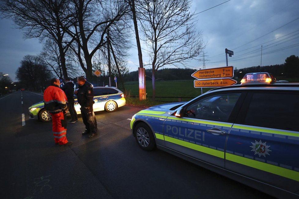 Záchranka a policie poblíž hotelu, kde vybuchla bomba u autobusu fotbalistů Borussie Dortmund