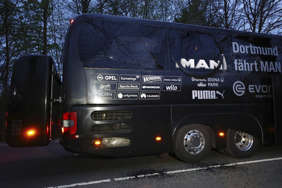 Autobus fotbalistů Dortmundu, u kterého došlo k explozi před prvním čtvrtfinále Ligy mistrů s Monakem