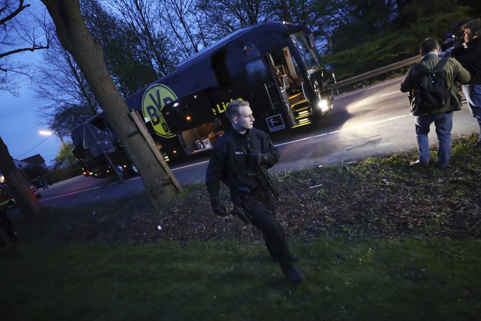 Autobus fotbalistů Dortmundu, u kterého došlo k explozi před prvním čtvrtfinále Ligy mistrů s Monakem.