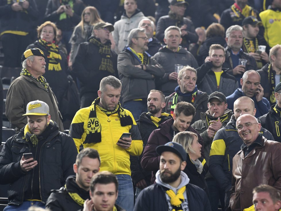 Fanoušci Borussie Dortmund opouští stadion poté, co bylo odložené utkání čtvrtfinále Ligy mistrů s Monakem