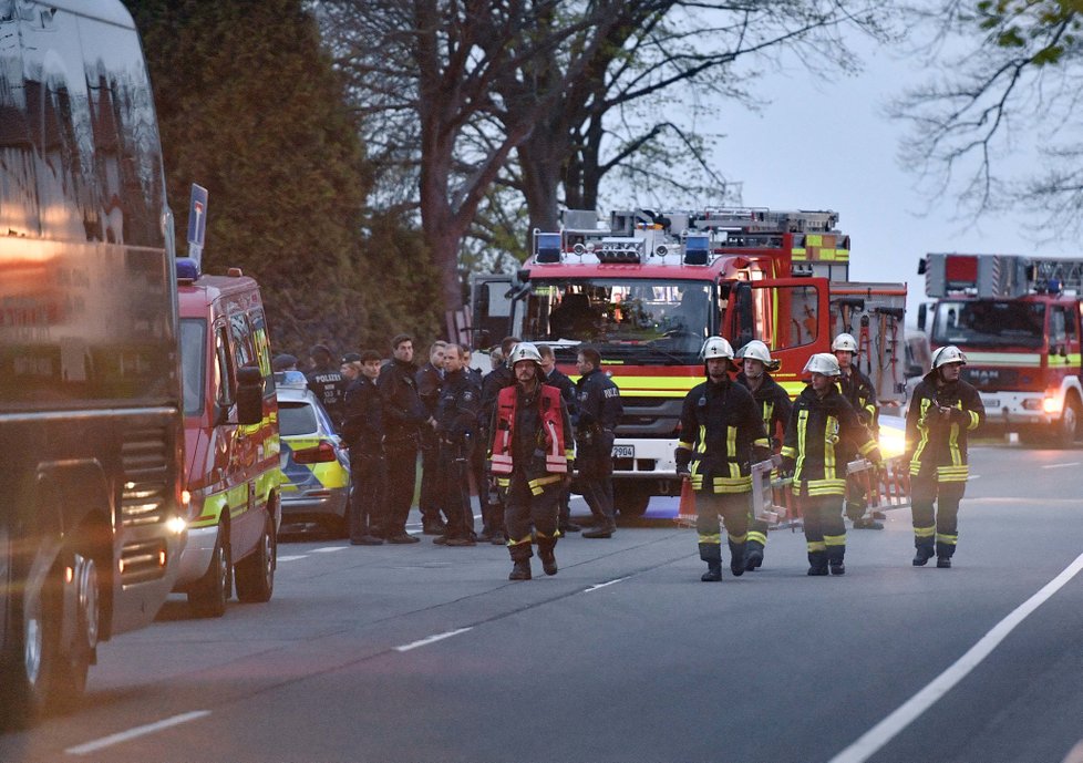 Policisté a hasiči u autobusu fotbalistů Borussie Dortmund, kde došlo k explozi.