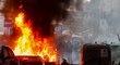 Fanoušci Frankfurt při potyčkách s policií zapalovali auta