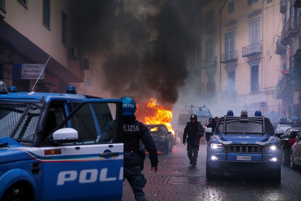 Fanoušci Frankfurt v Neapoli řádí...