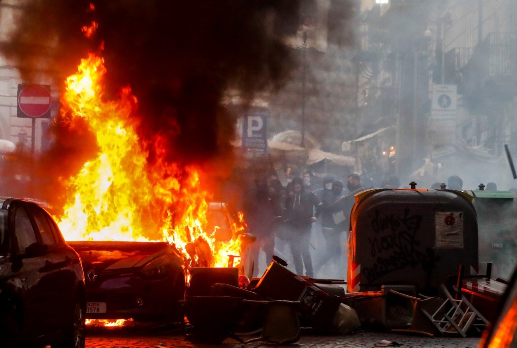 Fanoušci Frankfurt při potyčkách s policií zapalovali auta