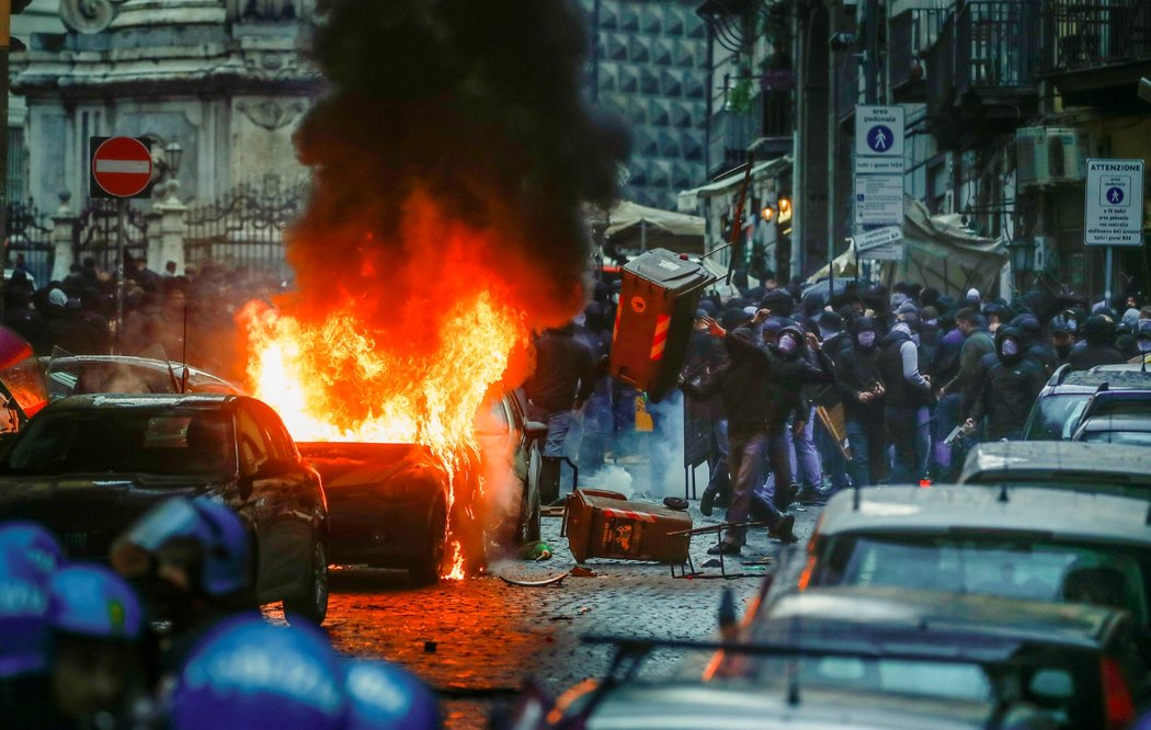 Fanoušci Frankfurt při potyčkách s policií zapalovali auta