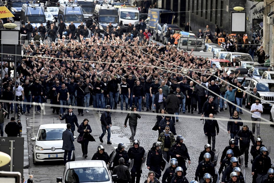 Fanoušci Frankfurtu i bez vstupenek přijeli do Neapole a střetli se s policií