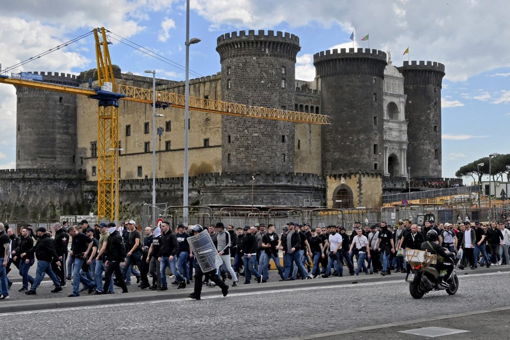 Fanoušci Frankfurtu i bez vstupenek přijeli do Neapole a střetli se s policií