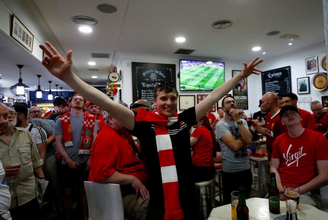 Do Madridu se vydaly sledovat finále Ligy mistrů desítky tisíc anglických fanoušků, kteří se nedostali na stadion