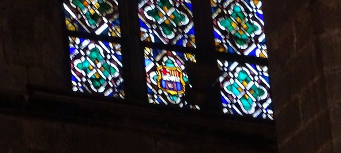 V kostele Santa María del Mar najdete i vitráž s barcelonským logem