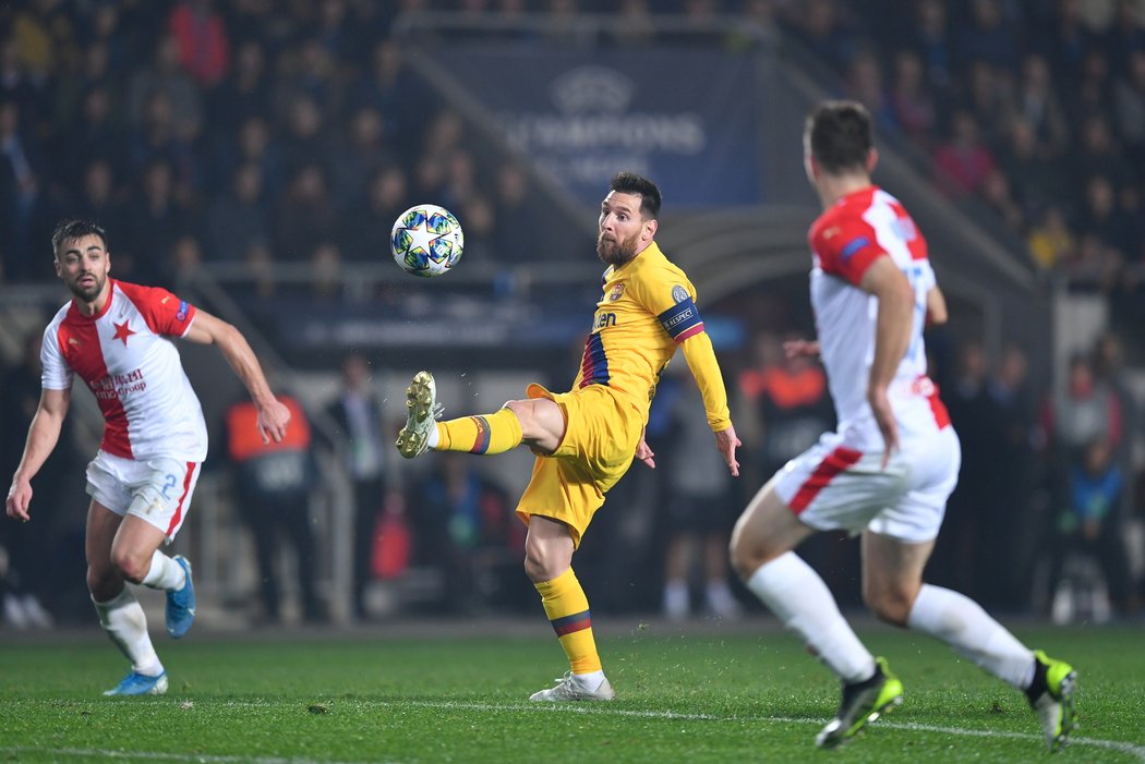 Lionel Messi zpracovává míč před slávistickými hráči