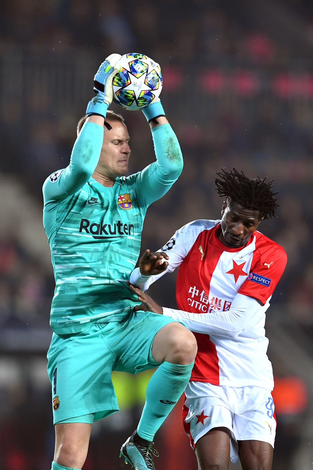 Marc-André Ter Stegen sbírá míč před Peterem Olayinkou