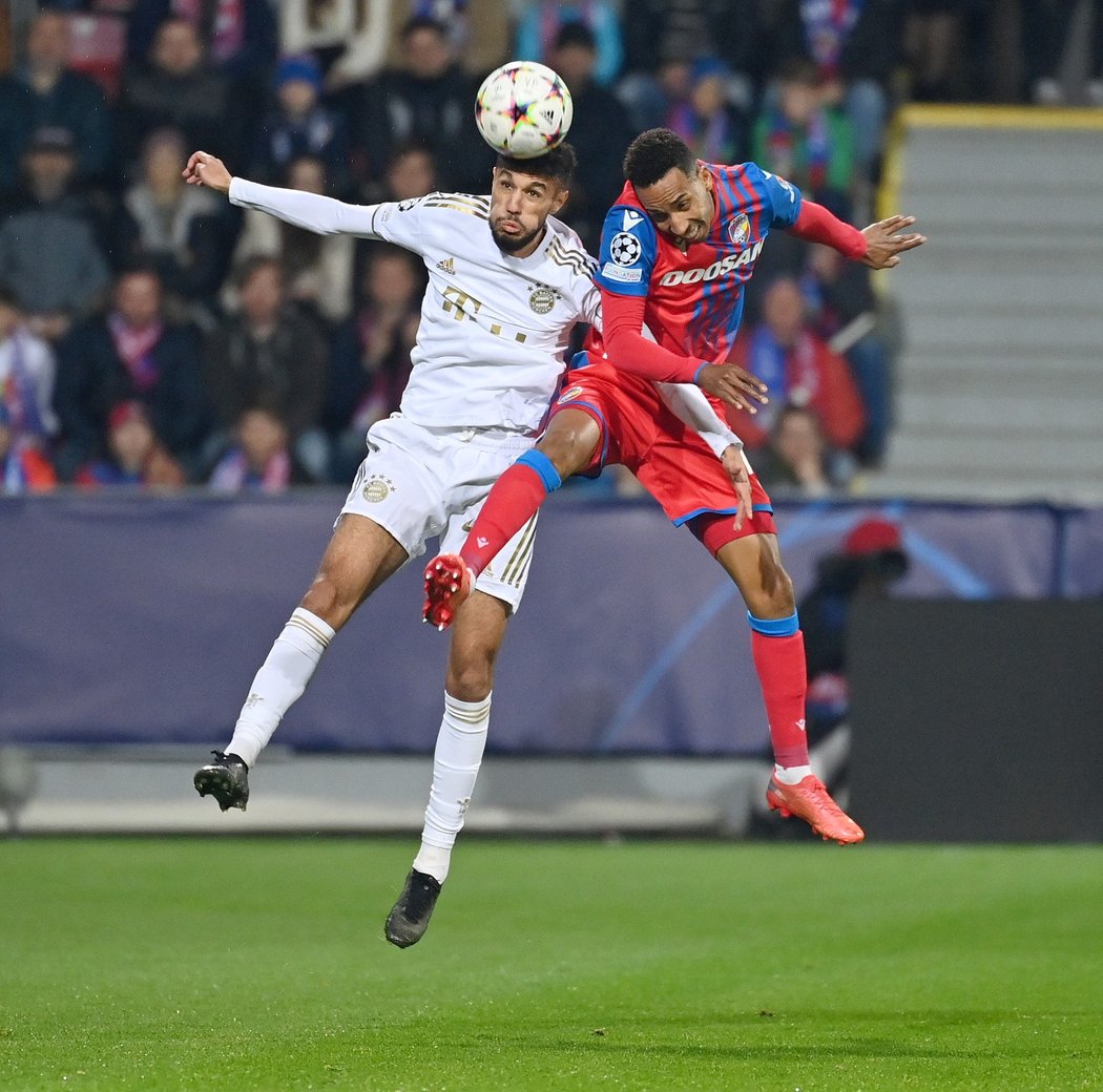 Jhon Mosquera a Kingsley Coman v hlavičkovém souboji