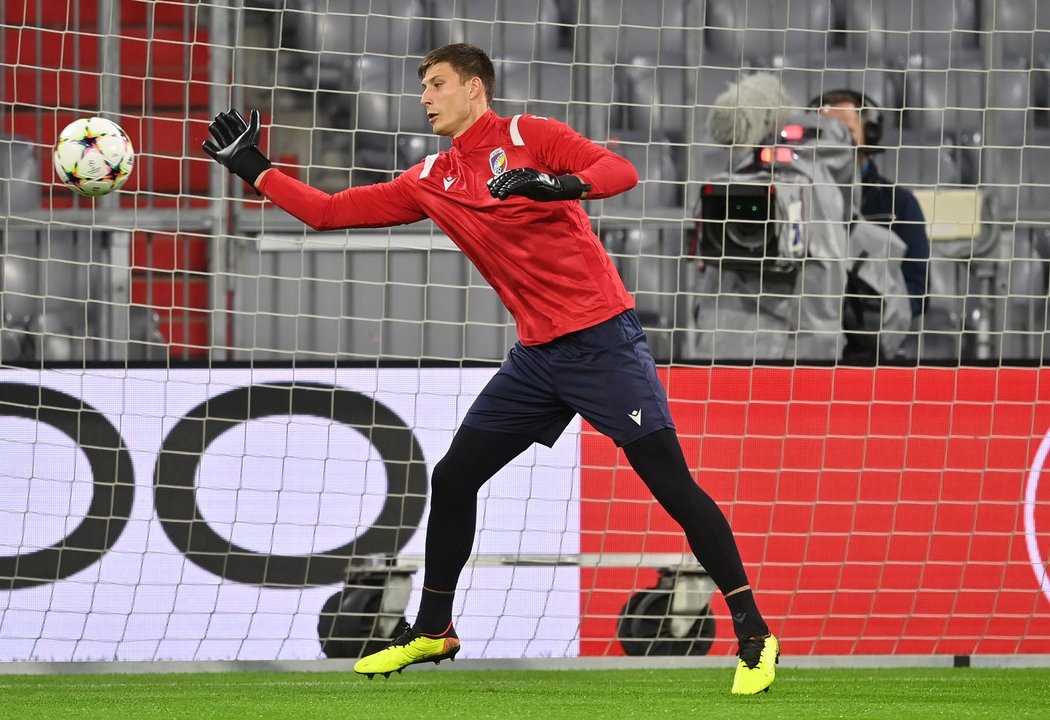Brankář Marián Tvrdoň v akci na tréninku před zápasem s Bayernem