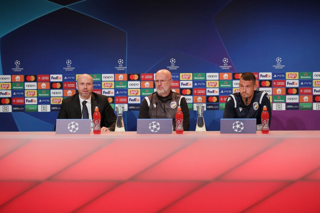 Michal Bílek a Lukáš Hejda na tiskové konferenci před zápasem s Bayernem