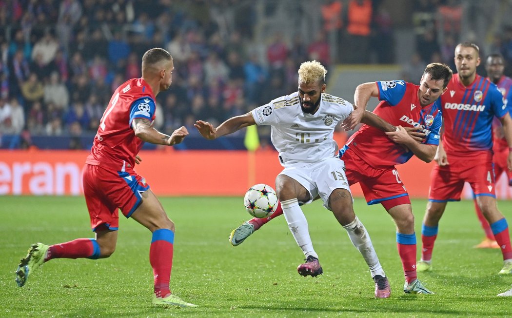 Pavel Bucha atakuje Choupo-Motinga