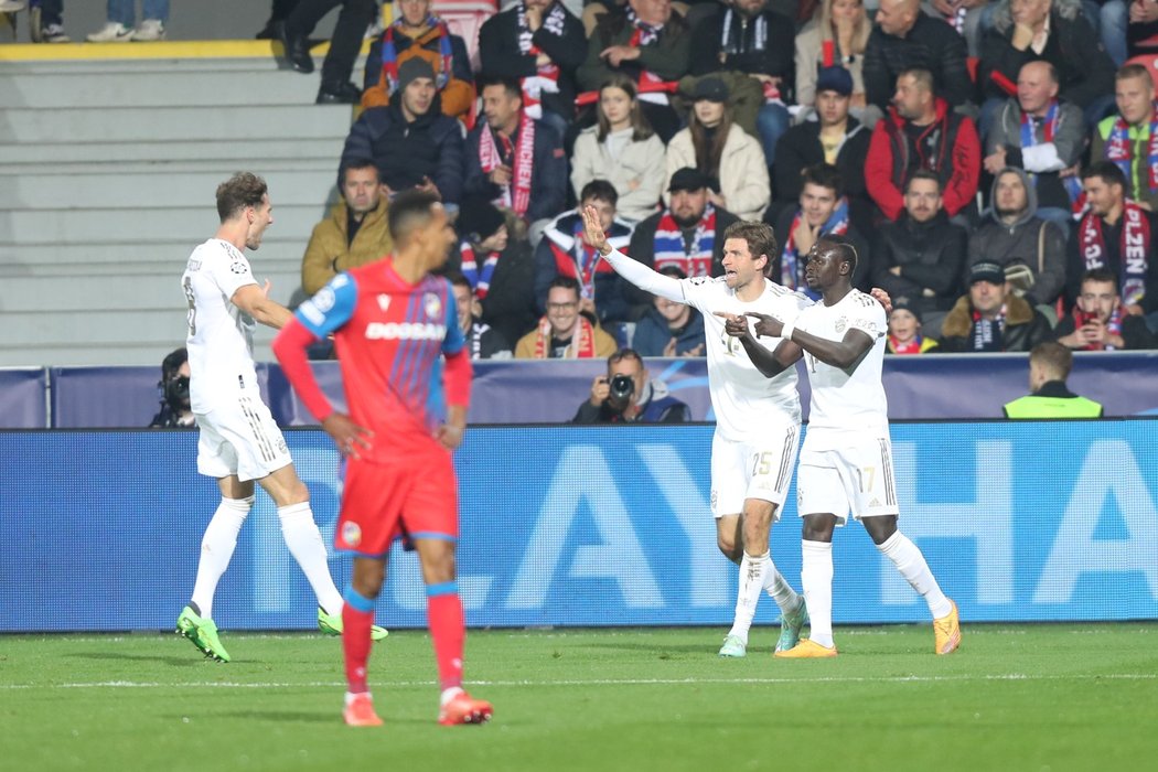 Thomas Müller a Sadio Mané se radují z gólu